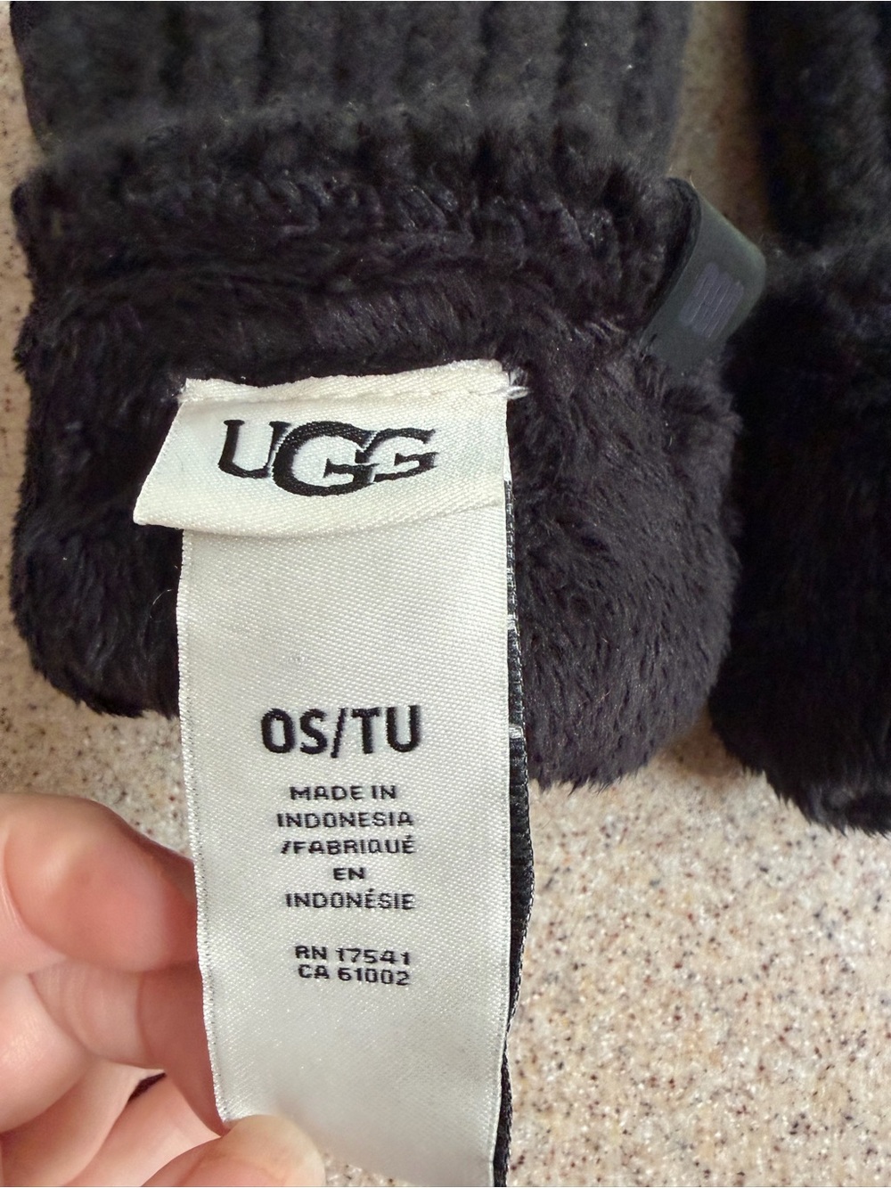 UGG Black Chunky Rib Mitten - Picture 3 of 5